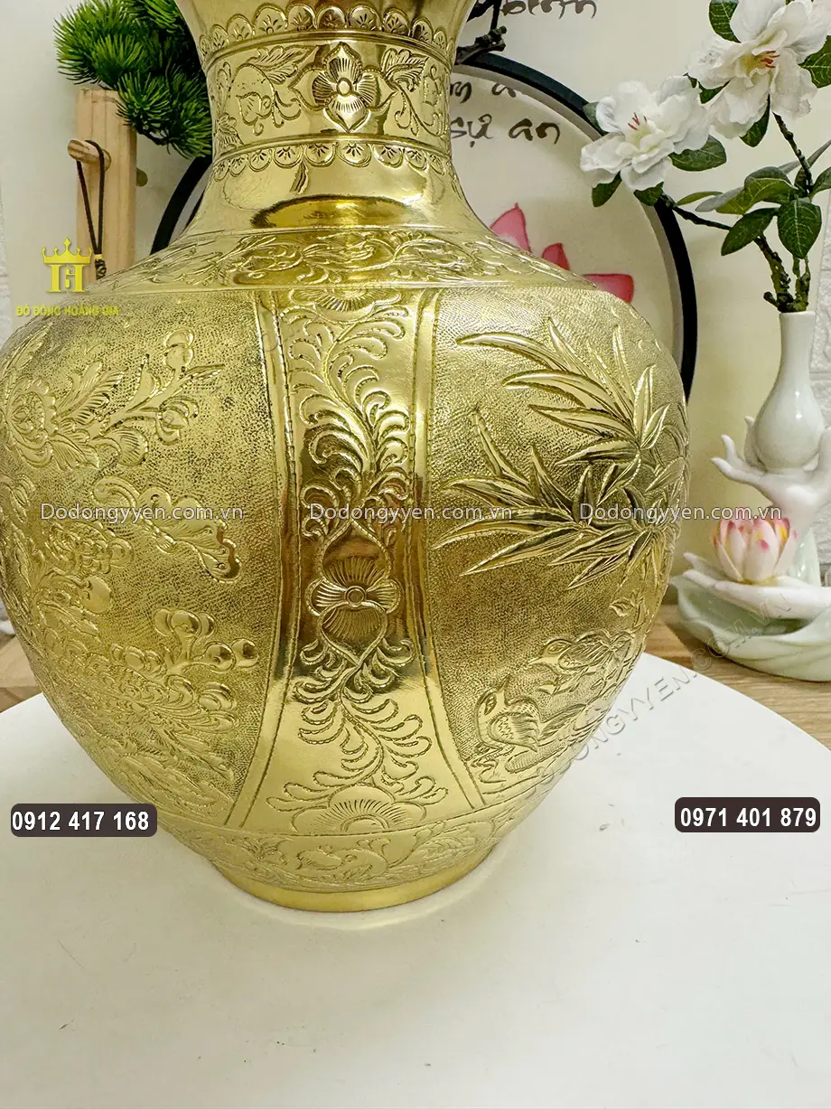 Từng họa tiết hoa văn được chạm thúc nổi với độ nông sâu thích hợp